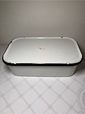 Vintage refrigerator box with a lid 
white enamel 
Collectible. Very old